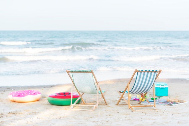 https://campaign-image.com/zohocampaigns/344324000010322006_zc_v11_beach_chairs.jpg