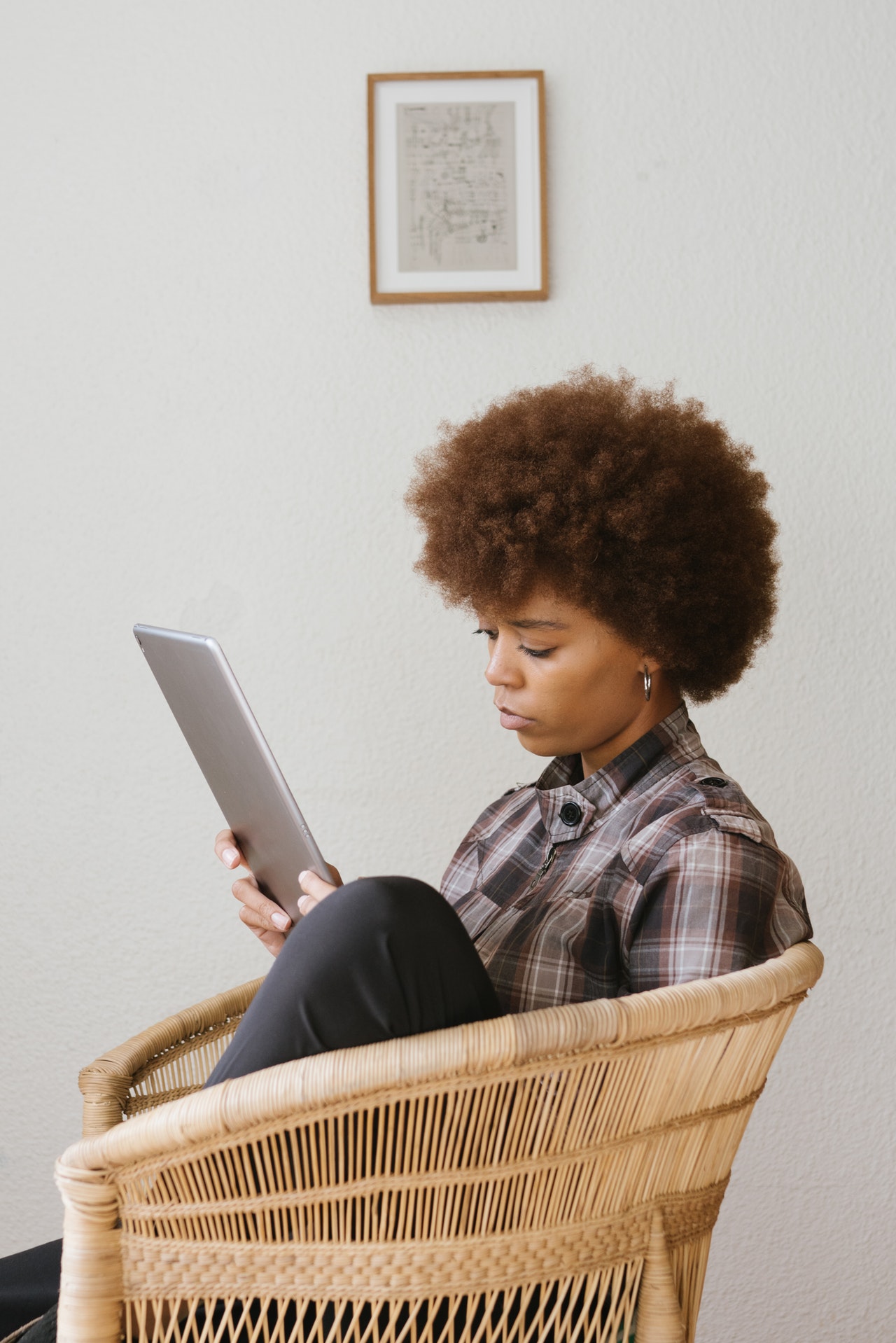 https://campaign-image.com/zohocampaigns/344324000013038004_zc_v7_photo_of_woman_holding_tablet_3060351.jpg