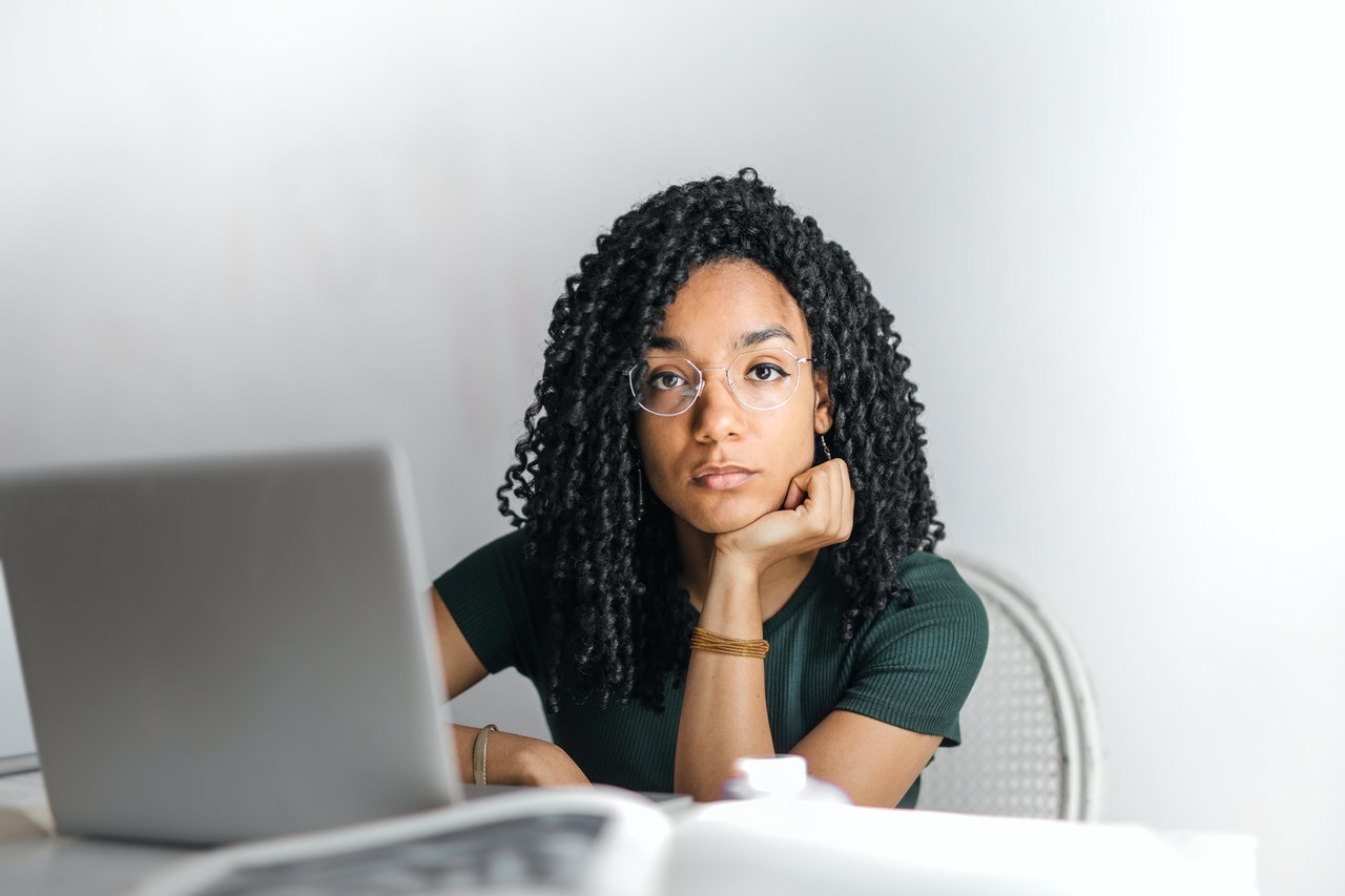 https://campaign-image.com/zohocampaigns/344324000014401004_zc_v3_serious_ethnic_young_woman_using_laptop_at_home_3768911.jpg