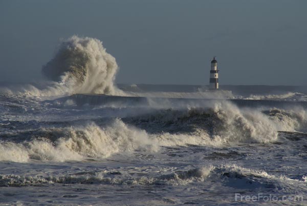 Rough Seas and Big Waves at Lighthouse